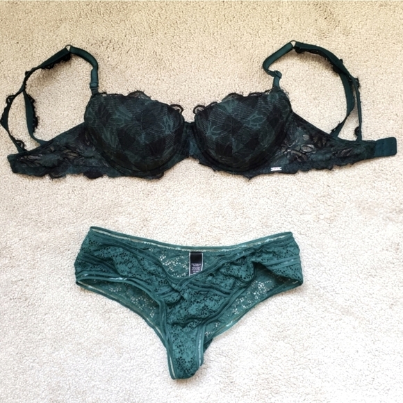 Victoria’s Secret Set (32 DD) (Medium) - Picture 1 of 5